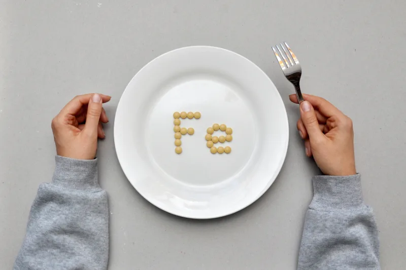 Feと描かれたお皿の写真です。鉄分を摂取するイメージの写真です。
